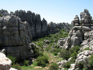 Espaa tiene lugares de inters geolgico nicos en el mundo. Algunos incluso se consideran con poderes esotricos. Torcal de Antequera, en su centro, numeroso grupo de personas orando [geodiversidad]