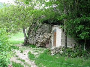 El hombre debe su bienestar a los recursos geolgicos. Desde el slex en la prehistoria a la moderna utilizacin de compuestos minerales en la electrnica. Una casa se apoya sobre bloque desprendido