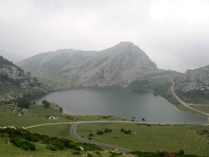 Algunos parques nacionales espaoles son la mxima expresin del patrimonio geolgico. Ocanos paleozoicos, orogenias, procesos krsticos, glaciares, minera y biodiversidad... Los Lagos de Covadonga