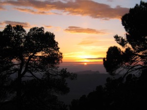 Geosfera, biosfera y cielo se funden en un abrazo al atardecer. El gelogo termina su labor de descifrar la geologa murciana 