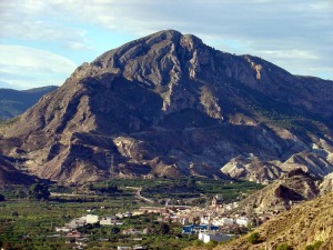Simplemente un gran pliegue, un anticlinal. Los procesos geol�gicos internos han doblado los estratos y han formado el cerro del Cajal, Valle de Ricote [patri_geo]
