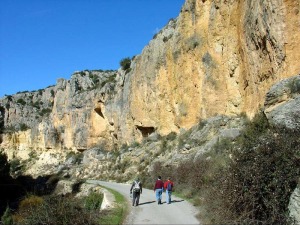 La corteza continental murciana est muy cuarteada por fallas. Por algunas se han formado desfiladeros que permiten hacer agradables paseos geolgicos. Arroyo Tercero, Moratalla 