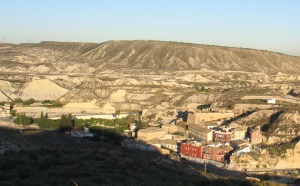 El calor y los minerales de las entraas de la tierra de Murcia se disfrutan en 3 balnearios, Archena, Fortuna y Mula, El agua termal de Mula brota entre margas en un paisaje de gran belleza geolgica