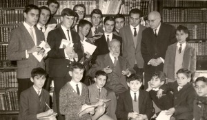 Antonio Oliver junto a los alumnos del Instituto Cardenal Cisneros, de visita a Ram�n Men�ndez Pidal. Madrid, 24 de octubre de 1964 