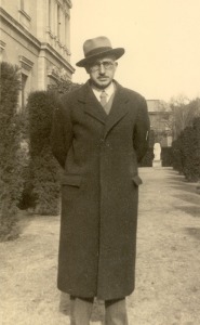 Antonio Oliver frente al Museo Arqueol�gico de Madrid en los a�os 40 [Antonio Oliver]