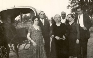 Antonio Oliver Belm�s con sus hermanos, su madre y Antonio Mart� en la Aparecida, en la Finca de su cu�ada Margarita Sierra, �Lo Sierra�, frente a una galera. Cartagena, hacia 1927 