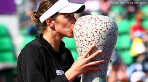 Mar�a Jos� Mart�nez besa el trofeo de ganadora del torneo de Se�l de 2011
