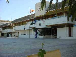 Edificio del Ayuntamiento construido en 1973 y demolido en 2001.