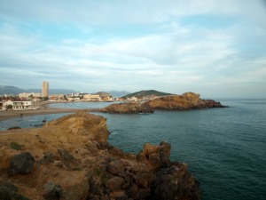 Sucesin de antiguos islotes que conformaban esta costa. En frente la Punta de los Gavilanes y detrs la Isla de Adentro 