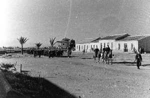 Marcha de los cadetes de la Academia General del Aire por La Ribera hacia los aos 60.