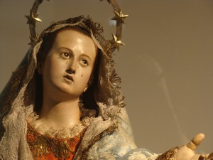 Dolorosa arrodillada ante la Cruz