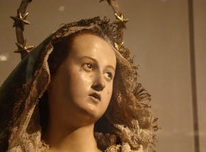 Dolorosa arrodillada ante la Cruz