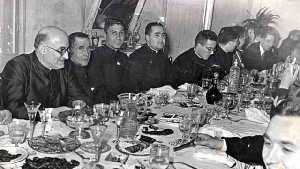 Comida de sacerdotes muleos (probablemente a finales de los aos 50 en el Casino).