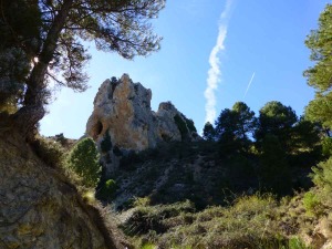 Frente de cabalgamiento del Cerro de la Molinera, formado por calizas del jursico afectadas  por procesos krsticos sobre margas del Cretcico