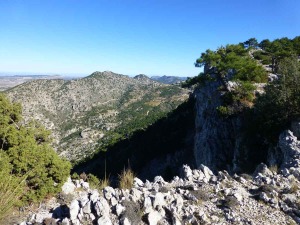 En primer plano el escarpe calizo de Villafuerte, al fondo el camino de los petroleros en la ladera de los Puntales del Francs. Los cultivos estn en la ventana tectnica de margas del Cretcico