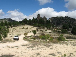 Margas cretcicas. Sobre ellas las dolomas que forman el isleo tectnico dolomtico del Cerro del Toril