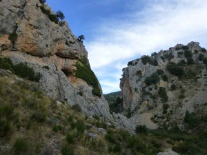 Frente de cabalgamiento con calizas verticales del Jursico, seccionadas por el Arroyo Blanco a favor de una falla. Cuevas y canchales, resultado del agua, cambios de temperatura y gravedad