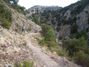 Estrecha senda sobre una conduccin de agua que procede de Fuentes Grandes, Arroyo Blanco. Al fondo la pared caliza de Villafuerte