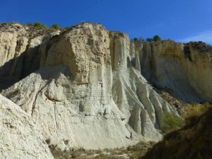 Se observan dos tipos de rocas. En la base margas marinas y sobre ellas rocas mucho ms recientes dejadas por el propio barranco