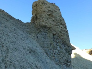 Aqu la naturaleza ha esculpido formas caprichosas, la nariz aguilea. Se aprecia el contacto entre margas y rocas detrticas recientes