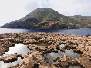 Labores mineras del Cerro del Atalayn. En primer plano el lapiaz costero