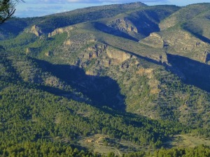 Panormica de curso medio de Hondares, y otros barrancos, encajados entre los estratos dolomticos cretcicos. Abajo el cortijo de Somogil alto, sobre margas eocenas. 