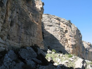 Areniscas con estratificaciones cruzadas y desprendimientos en su base. 