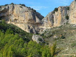 Nacimiento de Hondares, en parte tapado por un desprendimiento. 