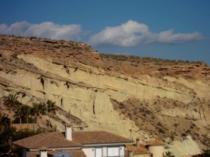 Sobre las rocas pleistocenas marinas (tonos amarillentos) aparecen en contacto erosivo los depsitos detrticos aluviales (tonos rojizos). 