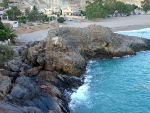 Detalle del ''pliegue del silln''. A la izquierda una falla. Al fondo las Gredas de Bolnuevo  