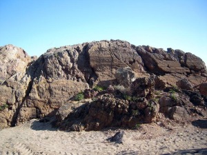 Espejo de falla con estras y acanaladuras que afectan a las dolomas  de la Punta de la Cueva de los Lobos  