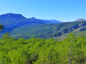 En el centro las dolomas cretcica cortadas por el barranco Hondares. A la izquierda el pico del Calar del Lanchar.   