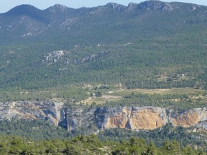 Fallas normales que afectan al cenajo del calar del Fresne. Al fondo las dolomas jursicas del subbtico de la sierra de los Alamos.  [Somogil]