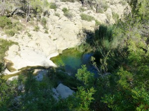 Las calizas son disueltas por el agua del ro Alhrabe formando pilancones como el Pozo de los Azules. 