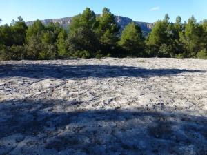 Los nombres toponmicos evocan las caractersticas geolgicas del entorno. La Losa, los estratos horizontales de la cima de Somogil. 