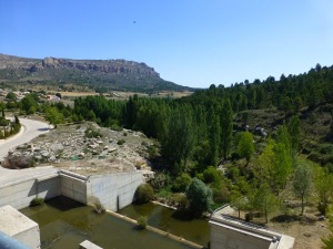 Panormica desde la presa de La Risca. Al fondo las areniscas del Mioceno inferior del Calar de la Cueva de la Capilla-Lanchar.   