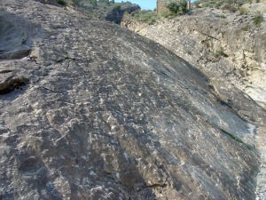 Plano de falla con estras, acanaladuras y mineralizaciones, localizado en las proximidades del molino 