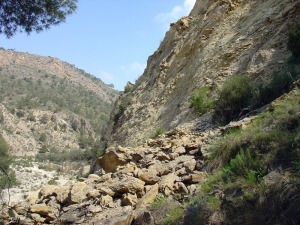 Desprendimiento por inestabilizacin de las laderas, al erosionar las aguas de la rambla su base 