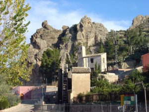 Panormica de la Noria Grande. Al fondo las areniscas y calizas miocenas. Obsrvese el riesgo de desprendimiento que presentan las curiosas formas que las coronan 