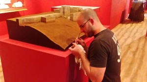 Retocando la maqueta de las puertas de la muralla de Begastri 