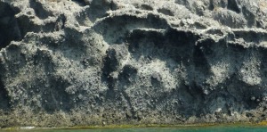 Detalle de tobas y aglomerados. Las erupciones explosivas expulsaban materiales de diverso tamao desde grandes bloques hasta cenizas volcnicas