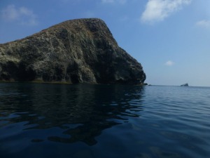 La Isla Grosa se mira al espejo marino. A lo lejos, su hermano menor, El Faralln, con cierta timidez observa su hermosura.