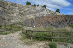 Detalle del pitn volcnico con la disyuncin columnar y las paredes de la cantera con los piroclastos y las coladas