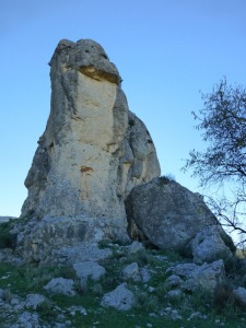 El estrato de areniscas superior del castillo de Benizar se acua hacia el norte dejando esta bonita estampa. Bajo el un enorme desprendimiento