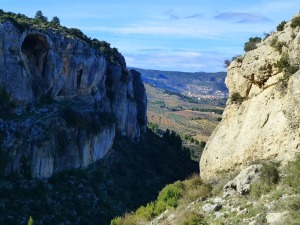 El arroyo de Benizar se ha encajado en las rocas marinas del Mioceno inferior separando el Calar de Benizar, a la derecha y el cerro del castillo, a la izquierda