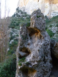 Detalle de un bloque en cuyos huecos ha precipitado calcita por el goteo constante de agua