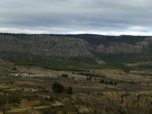 Panormica de Otos. Campos sobre margas y areniscas del Cretcico inferior, al fondo los relieves dolomticos del Cretcico superior