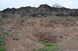 Arriba el basalto originado por un depsito de lava. Ms abajo depsitos de piedemonte y de piroclastos. La oquedad es un refugio de la Guerra Cvil