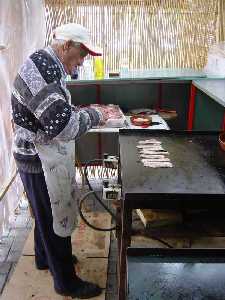 Trabajando en la Plancha - Barraca de la Pea Huertana Almirez - Bando de la Huerta - Fiestas de Primavera 2004