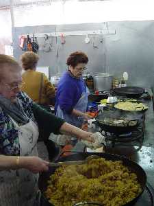 Preparando las migas - Barraca de la Pea Huertana Almirez - Bando de la Huerta - Fiestas de Primavera 2004